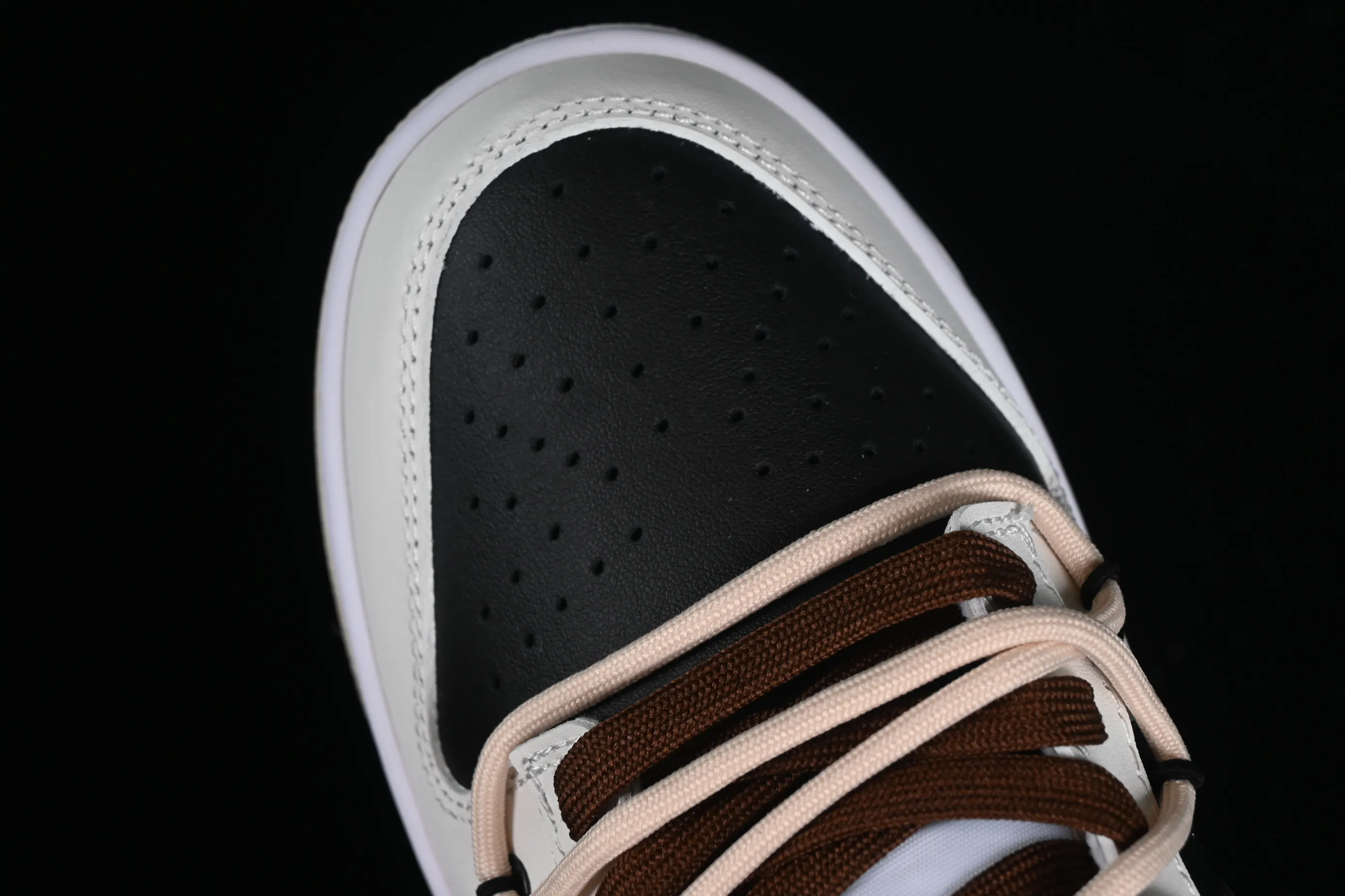All categories Nk SB Dunk series Nk SB Dunk Low low-top sneakers Nk Dunk Low chestnut letters high street black and brown deconstruction SB strap low-top casual sneakers DV0831-003